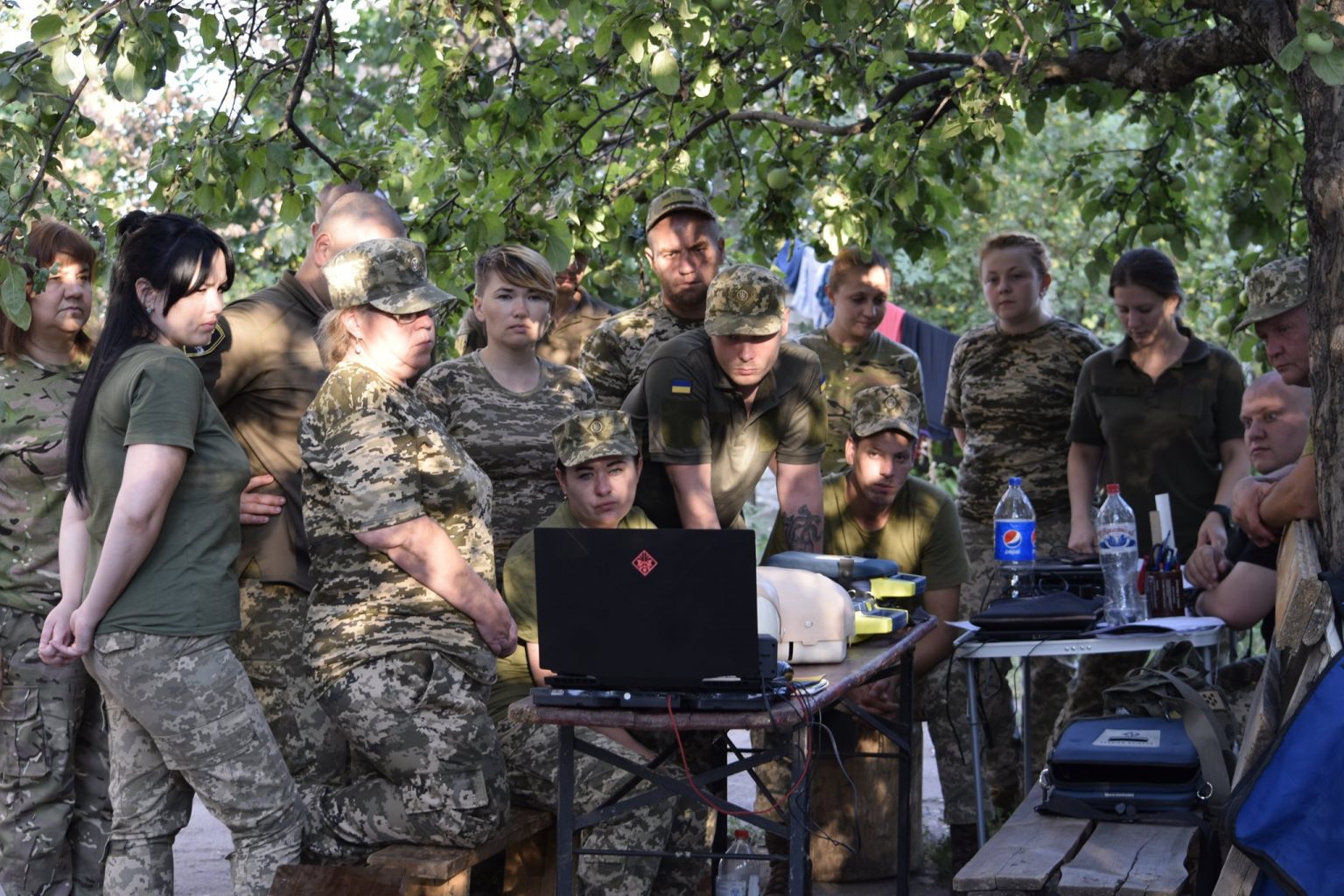 Volunteers presented a defibrillator to the medics of the Kost Hordiyenko brigade, photo via ArmyInform