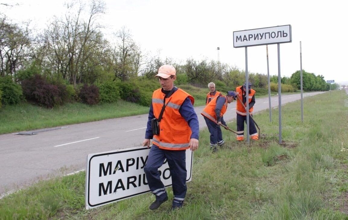 Russian occupation authorities replacing the Ukrainian and English road sign for Mariupol with a Russian one even before the siege of the city had ended, May 2022. Source: dzen.ru