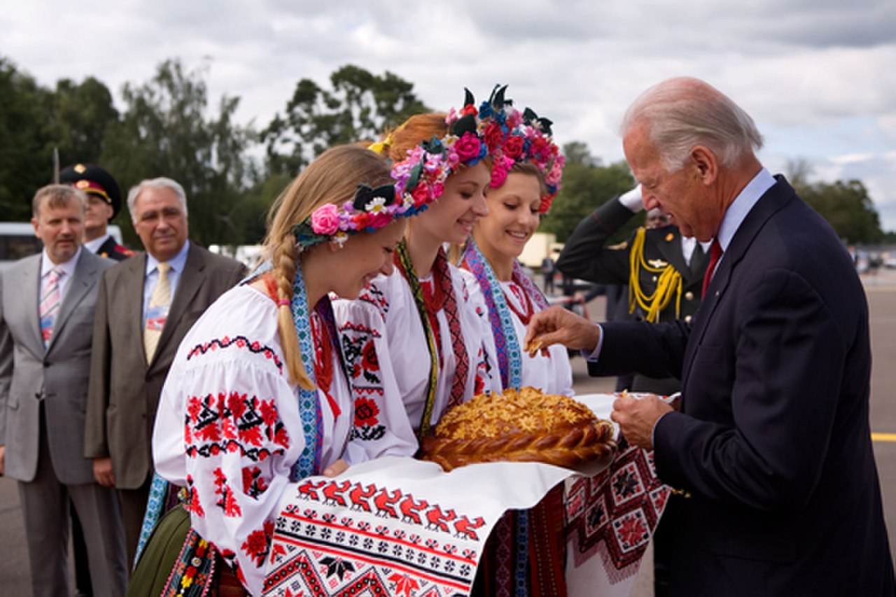 Ukrainians meet US President Joe Biden with bread and salt.
