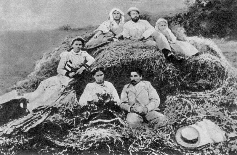 A rare photo of Drahomanov family, taken in 1898. Olena Pchilka and her daughter Lesya Ukrainka are in the bottom row.